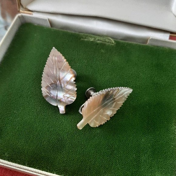 Vtg Abalone Shell Leaf Screw Back Earrings Mid Century Costume Jewelry - Picture 4 of 6
